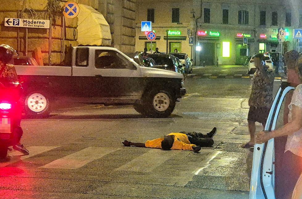 Livorno, si ubriaca in centro e si sdraia in mezzo alla strada. Sui social: «Un dosso, basta passarci sopra»