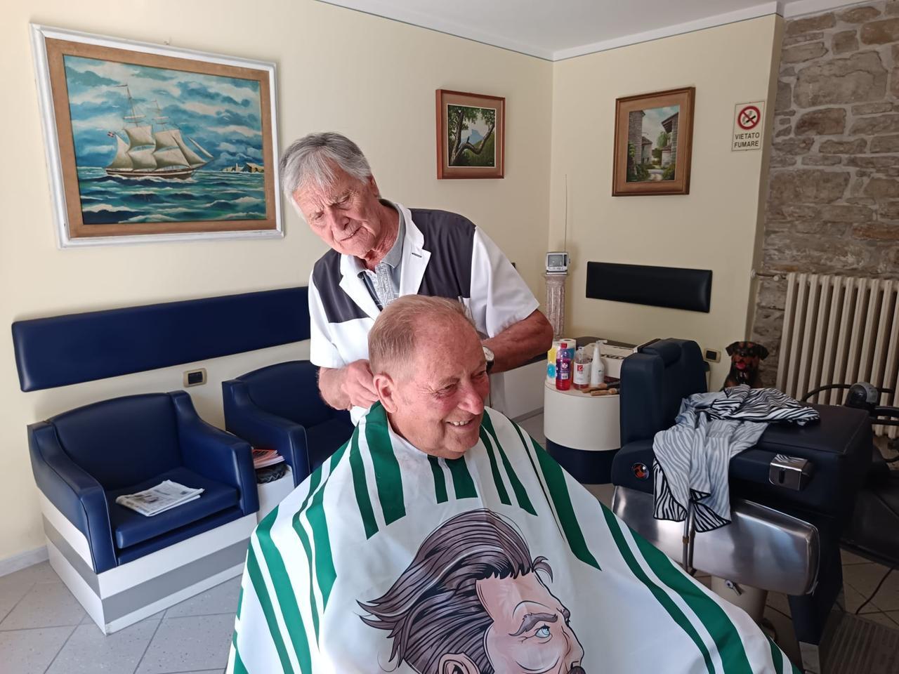 «Io, il barbiere di tutti a Toano da 65 anni». La storia dell’87enne Alberto Leonardi