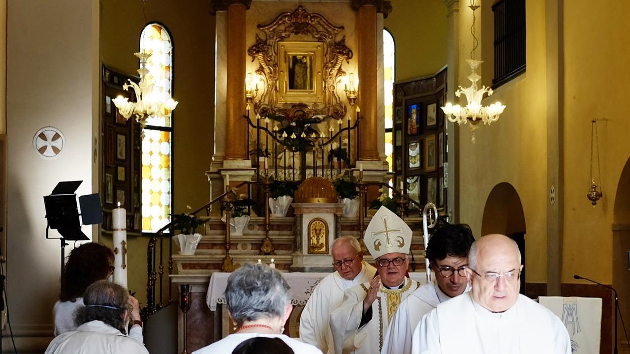 Ospitale, furto notturno al santuario: rubate corona ed ex voto