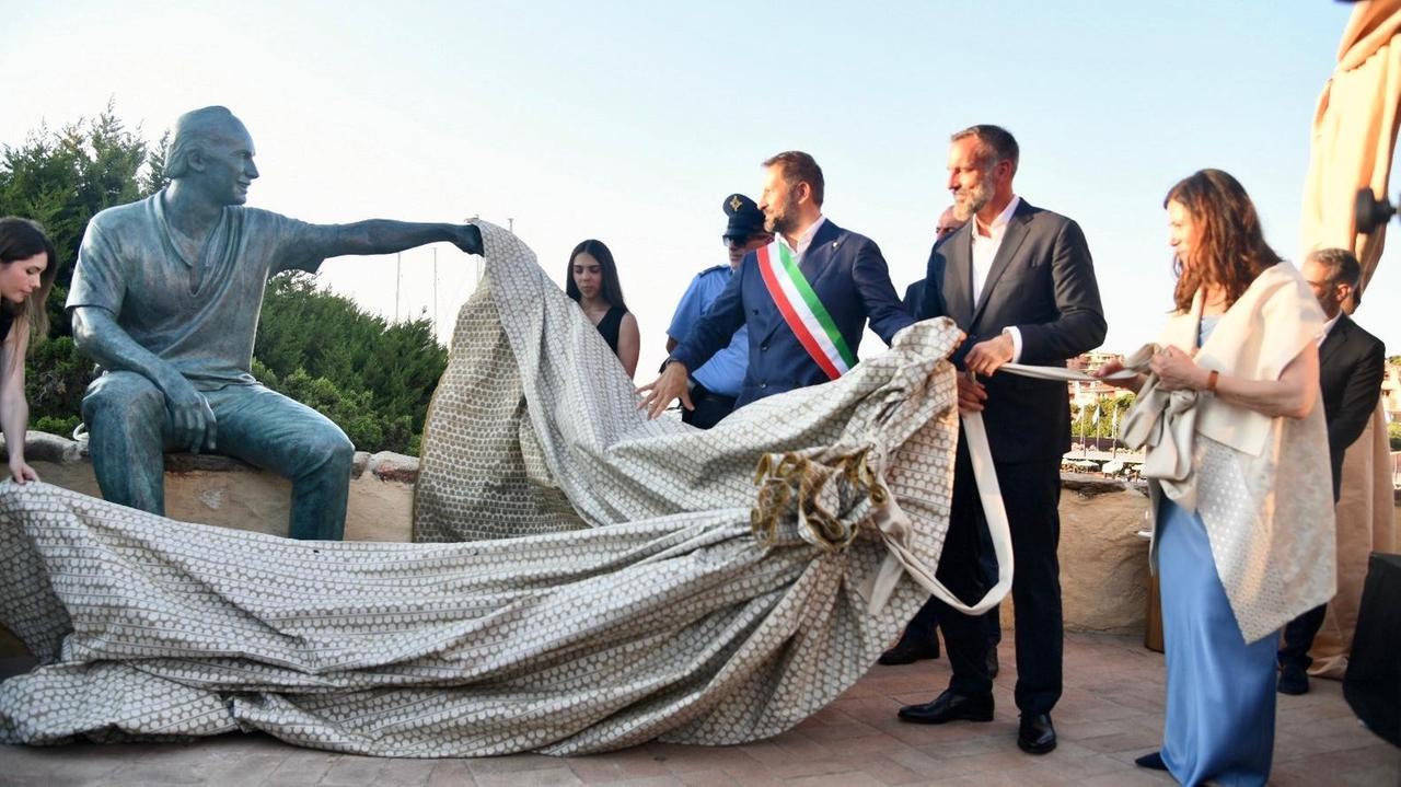 Il principe Karim, la statua di bronzo e il nuovo Aga Khan: la Costa Smeralda celebra la sua storia