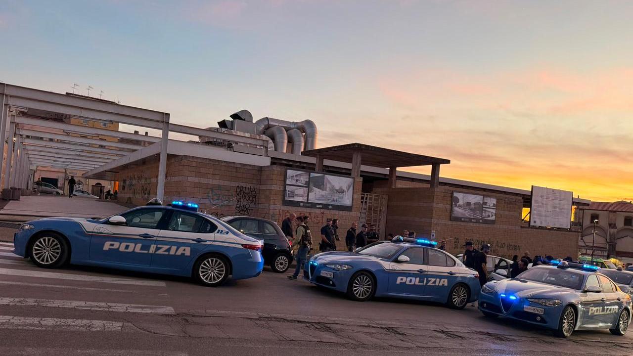 La polizia in azione nella piazza del Mercato