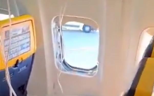 Terrore sul volo Ryanair, si rompe il finestrino: passeggero quasi risucchiato fuori – VIDEO