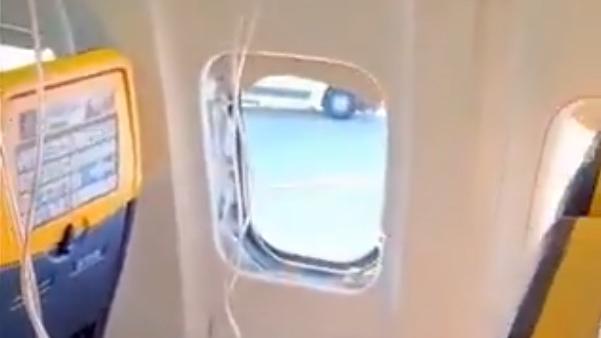 Terrore sul volo Ryanair, si rompe il finestrino: passeggero quasi risucchiato fuori – VIDEO