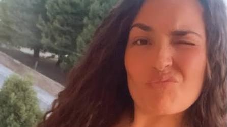Mamma di 33 anni uccisa a coltellate dall’ex compagno, lui confessa per strada ai passanti: fermato