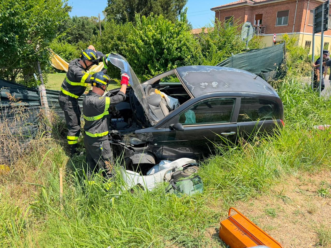 Incidente all’ingresso di Ferrara, carambola su via Pomposa: Vespa sotto un’auto