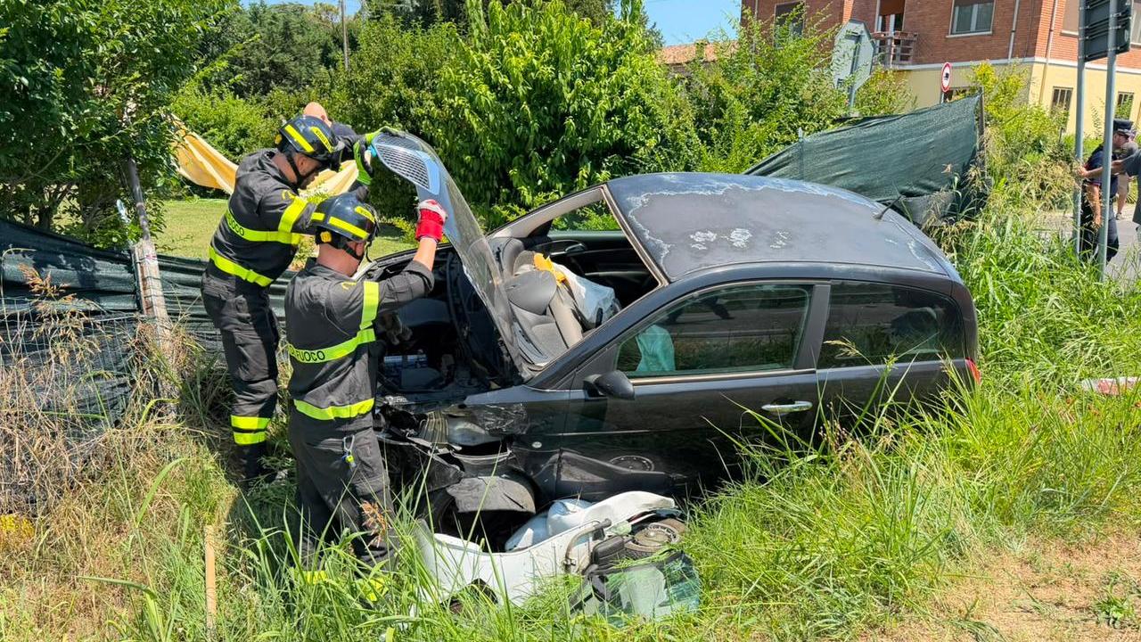Incidente all’ingresso di Ferrara, carambola su via Pomposa: Vespa sotto un’auto