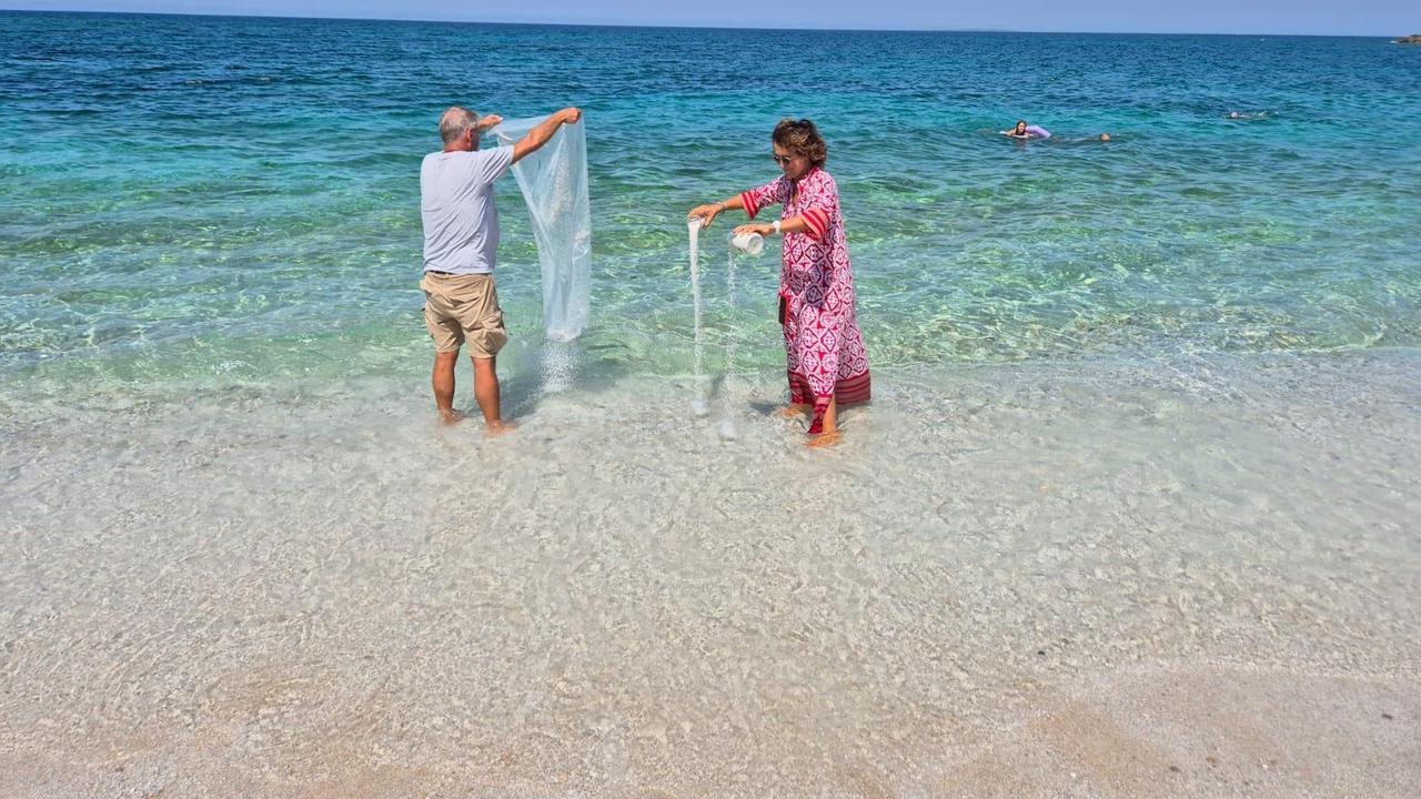 Esaudisce l’ultimo desiderio della madre e riporta in spiaggia 40 chili di sabbia