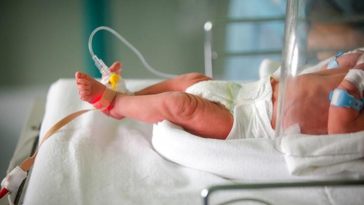 Lesioni a un neonato circonciso sul tavolo della cucina: denunciato un cardiologo