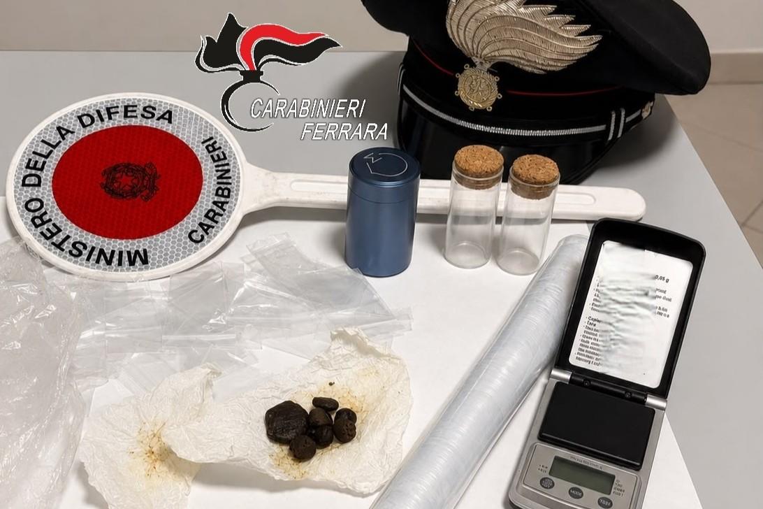 Lido Nazioni, gira negli stabilimenti con la droga: arrestato un 18enne