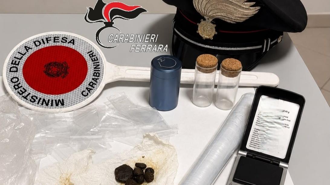 Lido Nazioni, gira negli stabilimenti con la droga: arrestato un 18enne