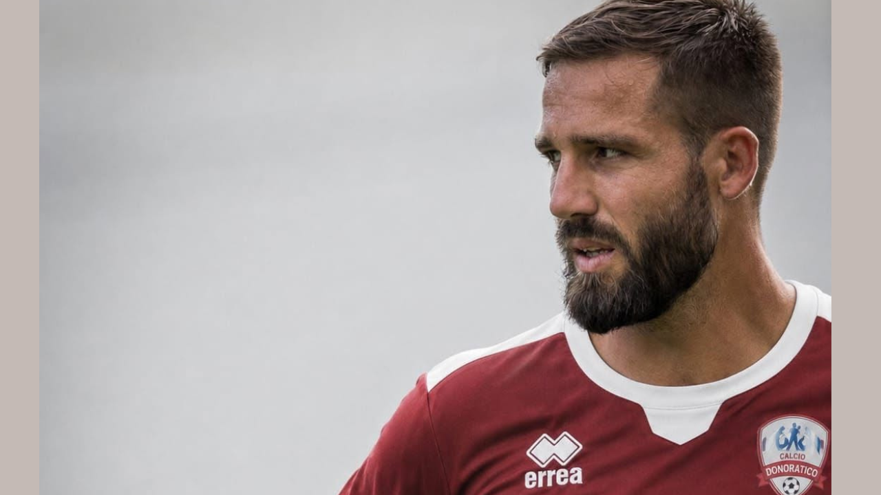 
	L'immagine dell'annuncio con&nbsp;Pavoletti con la maglia del Donoratico


