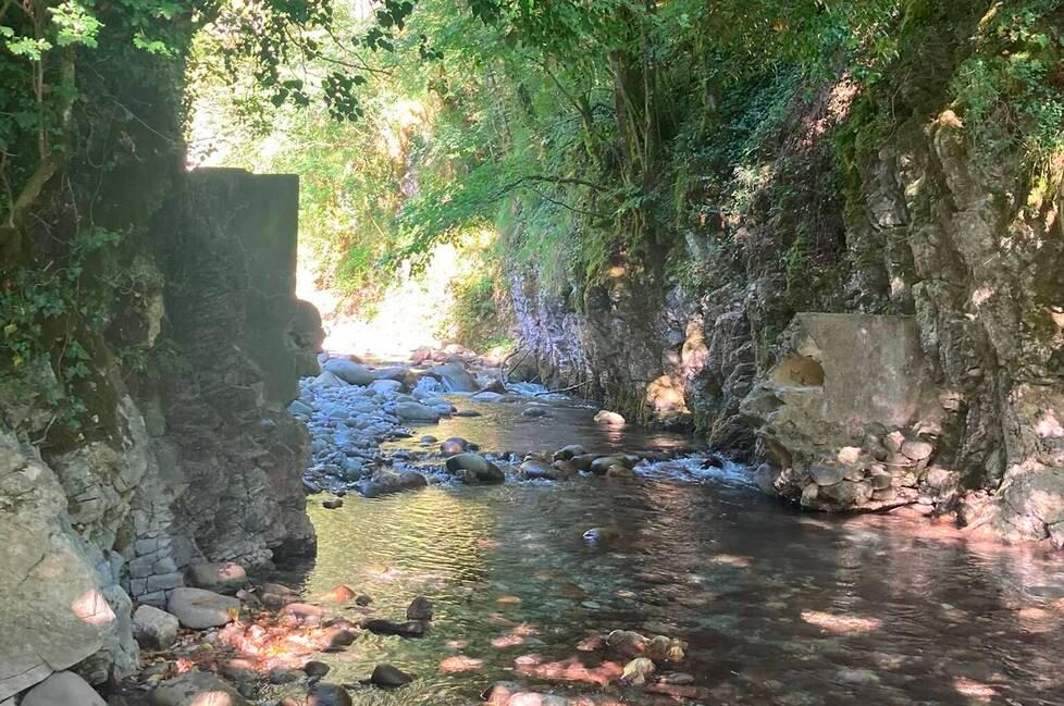 Il punto in cui gli escursionisti si fermano, osservando e fotografando i massi che molti ritengono ritraggano le sembianze dei due grandi poeti