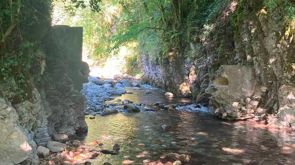 Il punto in cui gli escursionisti si fermano, osservando e fotografando i massi che molti ritengono ritraggano le sembianze dei due grandi poeti