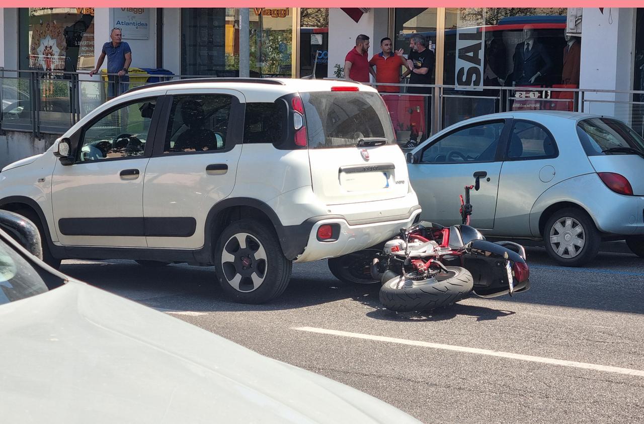 Paura a Nuoro, esce dalla camera mortuaria dopo l’ultimo saluto all’amico morto in moto e si schianta contro un’auto
