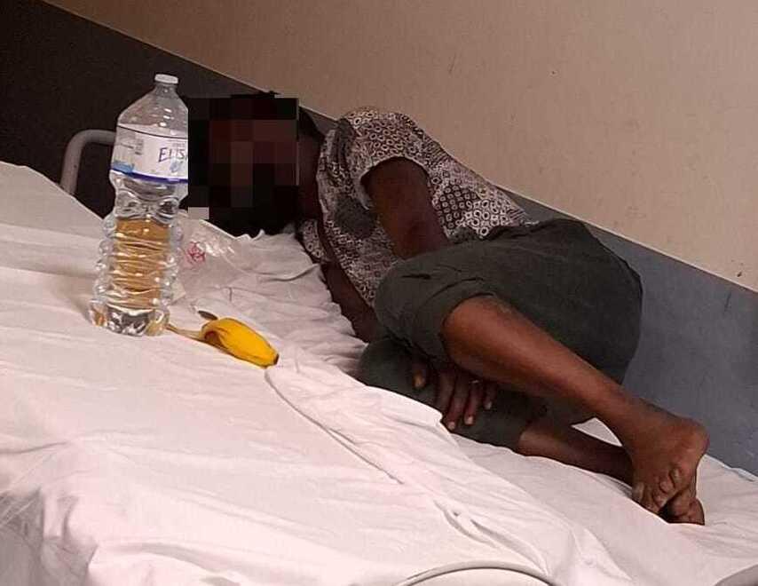 L'uomo mentre dorme al pronto soccorso