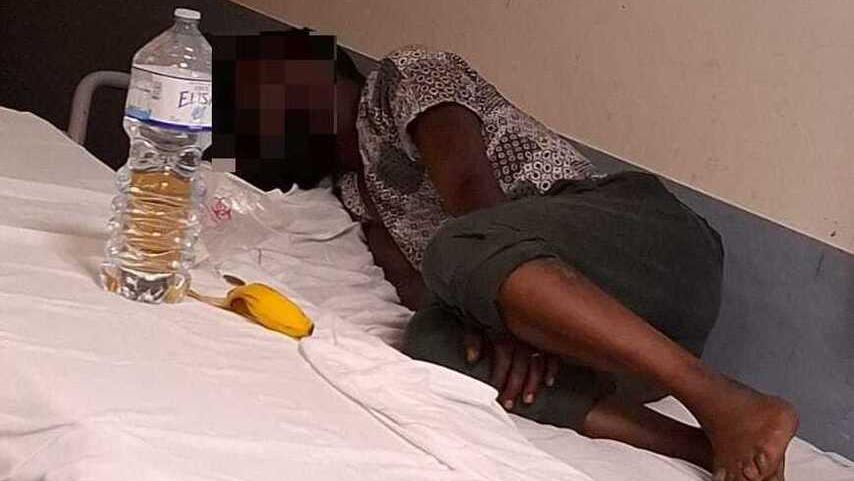 L'uomo mentre dorme al pronto soccorso