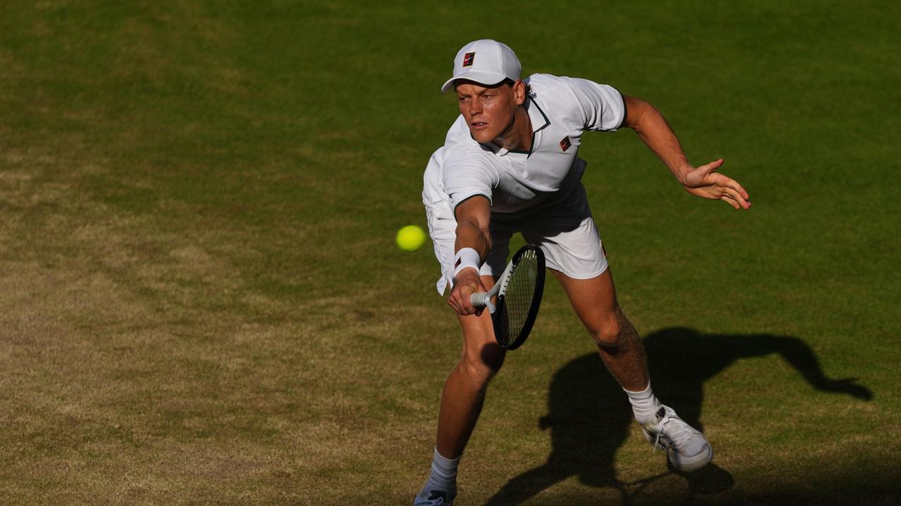 Wimbledon, Sinner – Djokovic (6-4, 6-4, 6-4): Jannik domina il match, domenica la finale contro Zverev