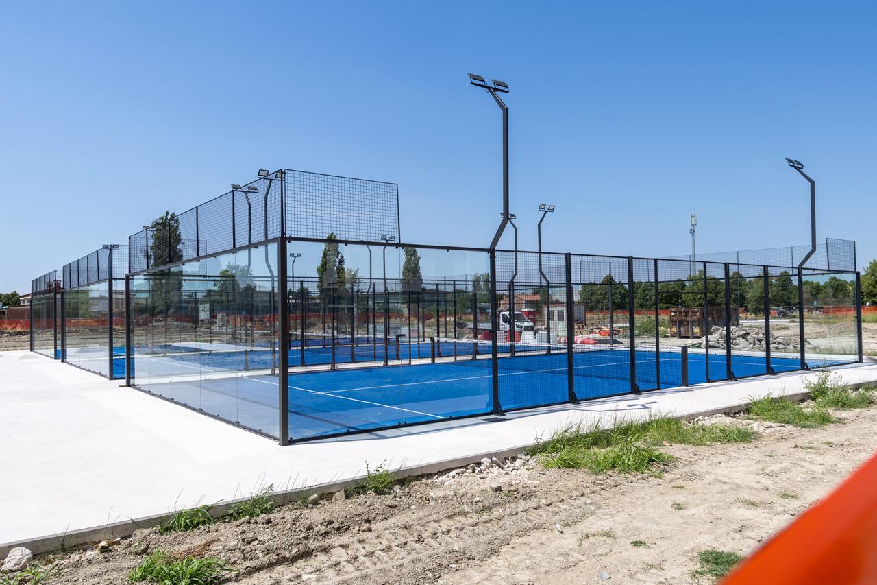 Ferrara, installati nuovi campi da padel: rinasce l’area dell’ex Palaspecchi