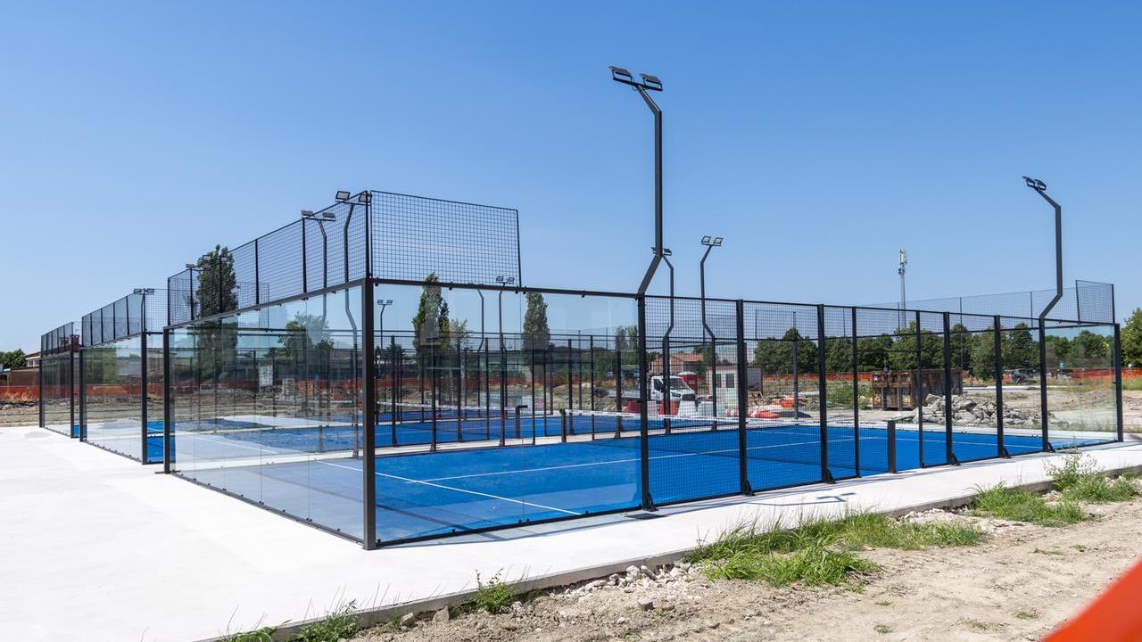 Ferrara, installati nuovi campi da padel: rinasce l’area dell’ex Palaspecchi