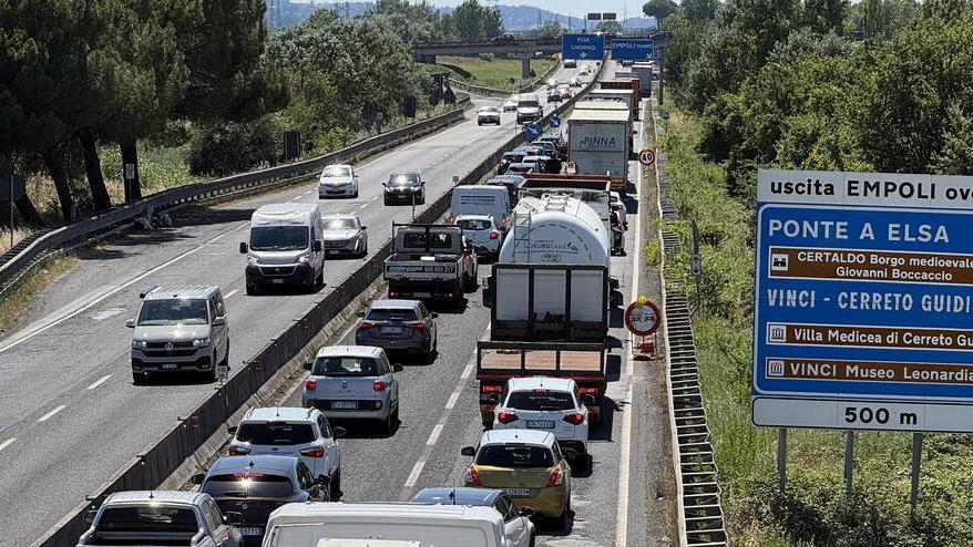 La coda che si è formata il 3 luglio dopo la chiusura di un tratto della Fi-Pi-Li a causa della presenza di una “voragine” al centro della strada (Foto Nucci)