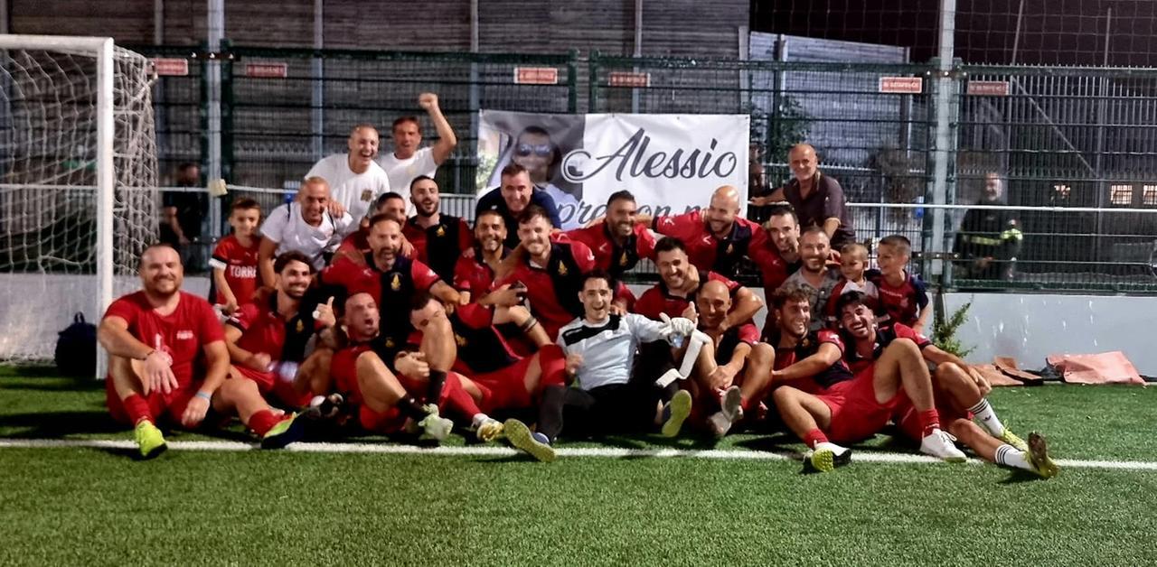 L’applauso per Simone e Alessio, due amici che non ci sono più: emozioni e gol a Sassari