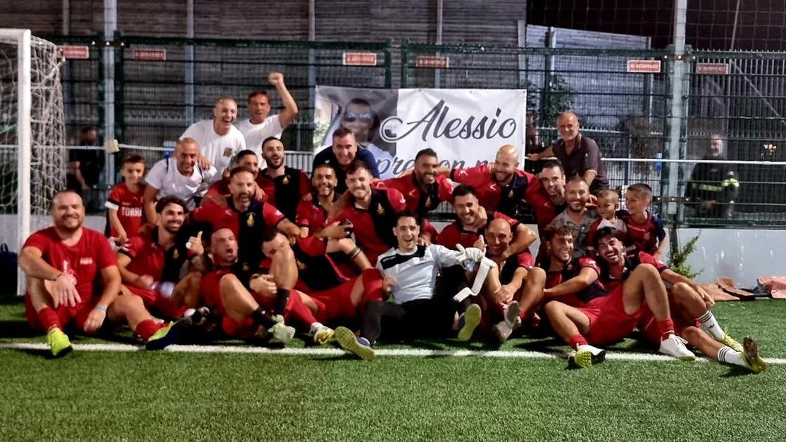 L’applauso per Simone e Alessio, due amici che non ci sono più: emozioni e gol a Sassari