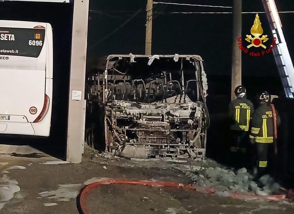 Castelnovo Sotto, autobus Seta divorato dalle fiamme nella notte