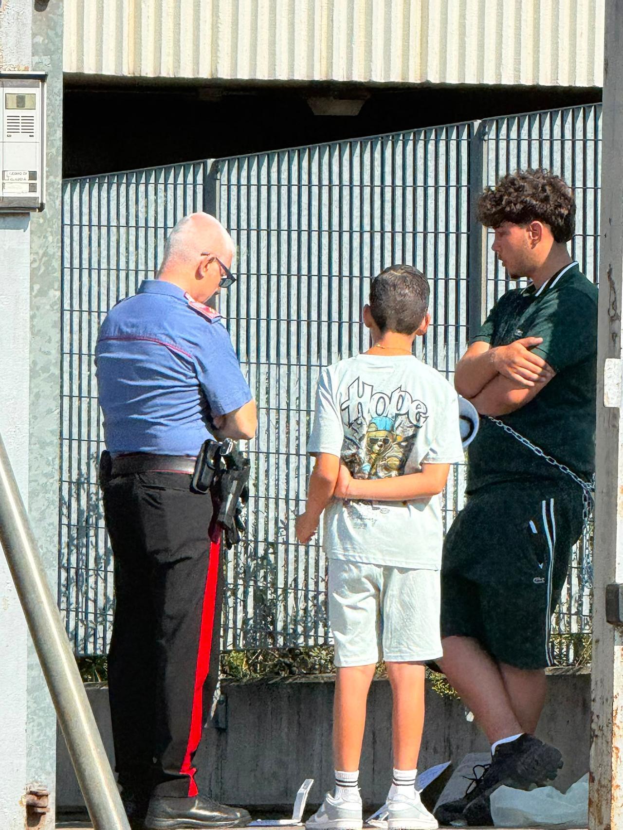 Reggio Emilia, morto dopo una scarica di taser: il figlio di Claudio Citro si incatena in tribunale