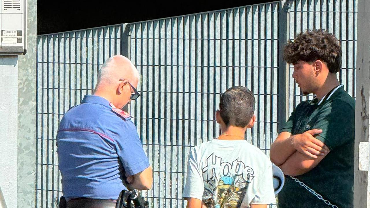 Reggio Emilia, morto dopo una scarica di taser: il figlio di Claudio Citro si incatena in tribunale