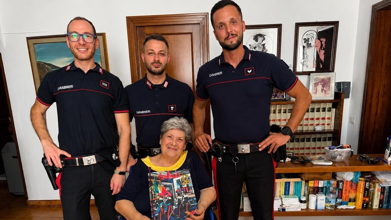 Si fa male a una gamba e non riesce a rientrare a casa da sola: ci pensano i carabinieri