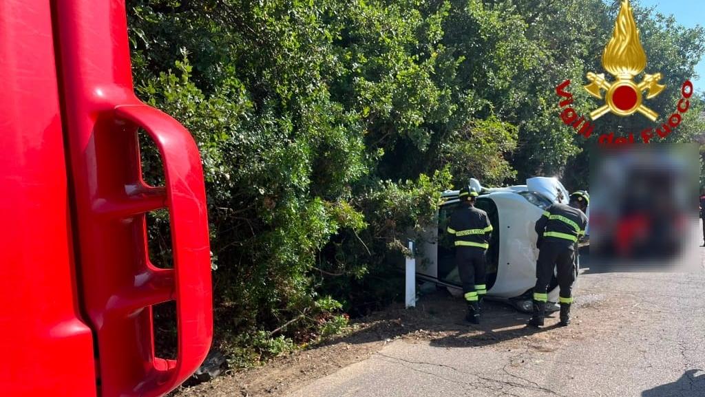 Paura in strada, perde il controllo dell’auto in curva e si ribalta: due feriti