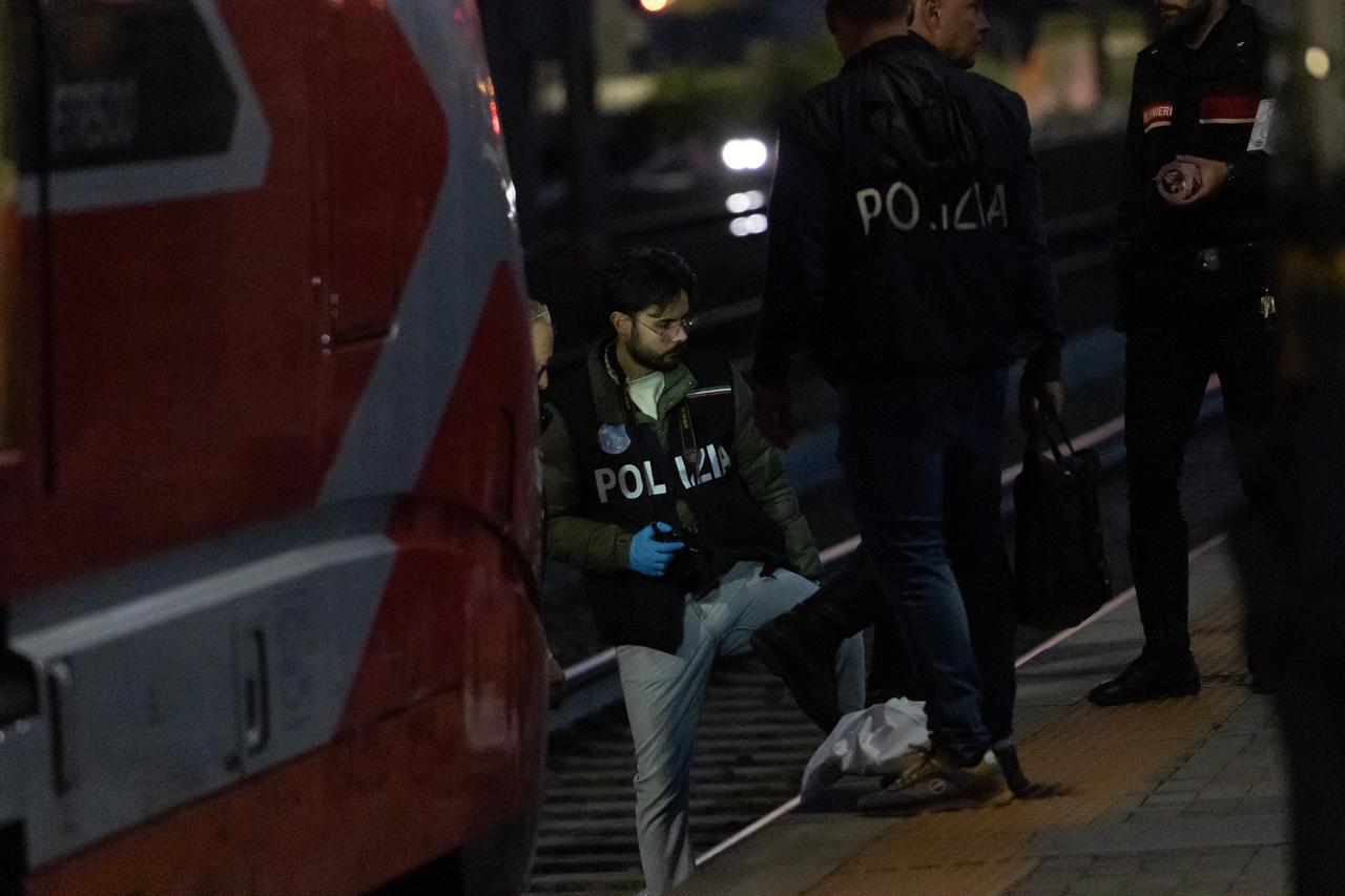 Ferrara, perde l’equilibrio sui binari: travolto da due treni in corsa