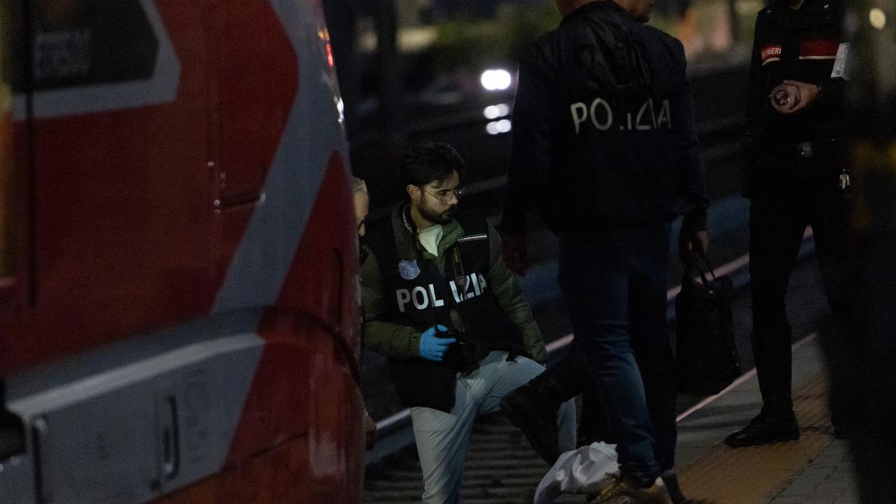 Ferrara, perde l’equilibrio sui binari: travolto da due treni in corsa