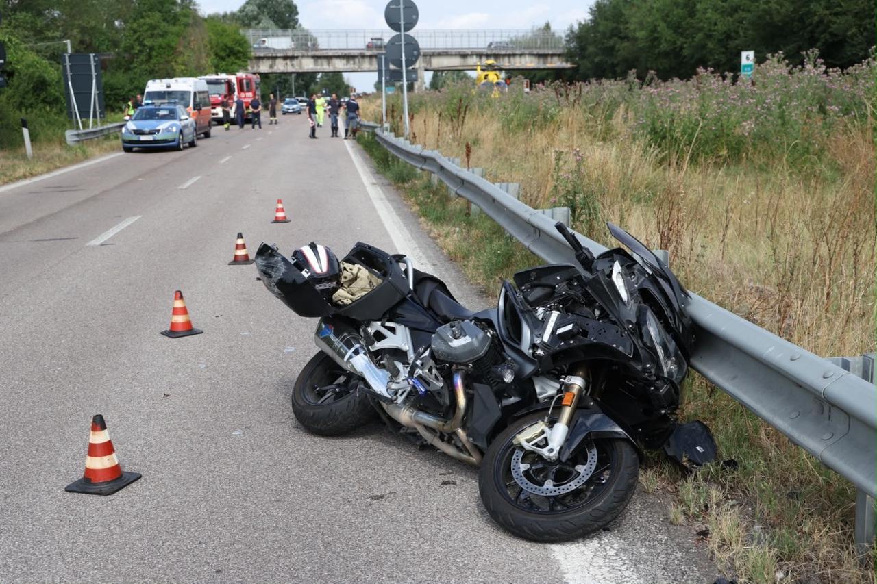 Incidente sulla Ferrara-mare: perdono il controllo della moto e sbattono contro il guardrail
