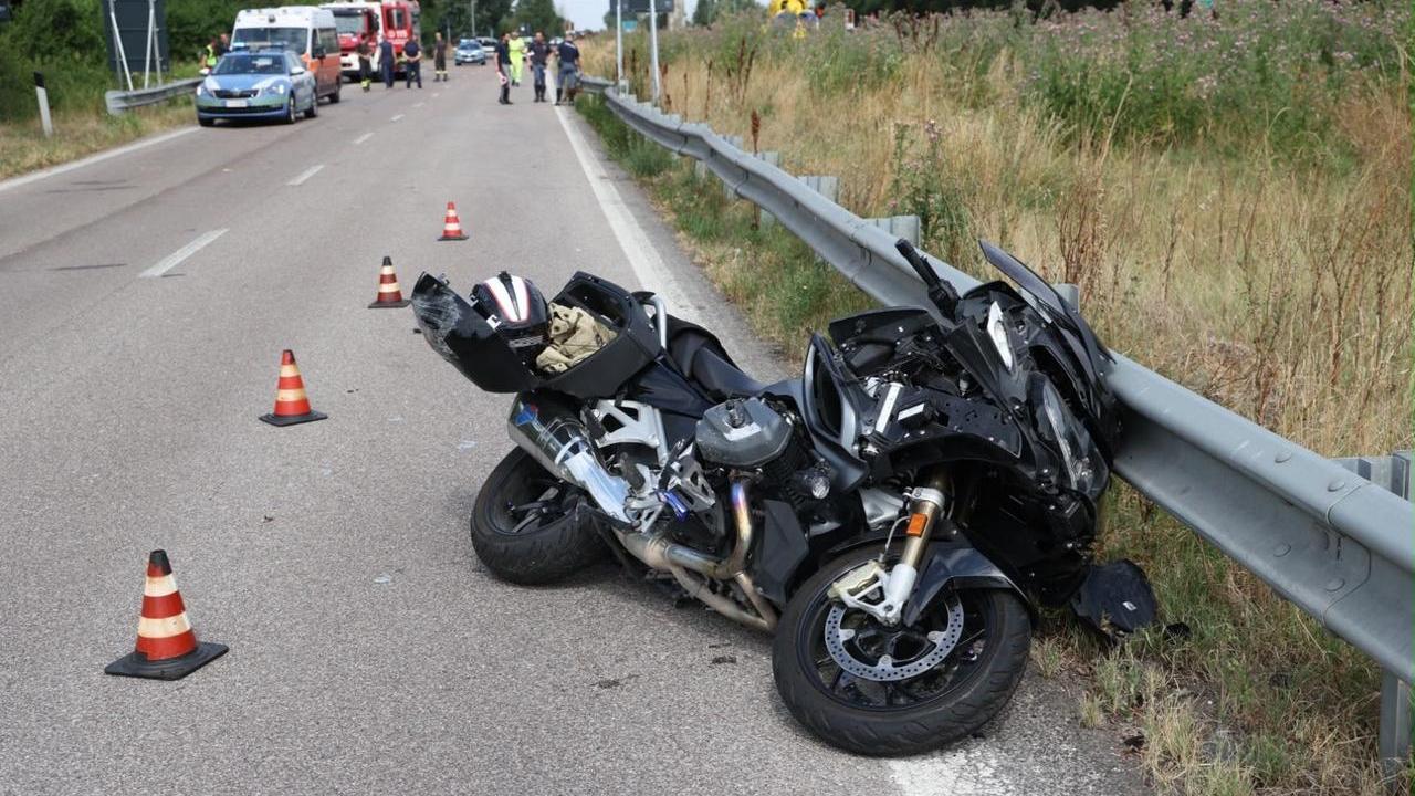 Incidente sulla Ferrara-mare: perdono il controllo della moto e sbattono contro il guardrail