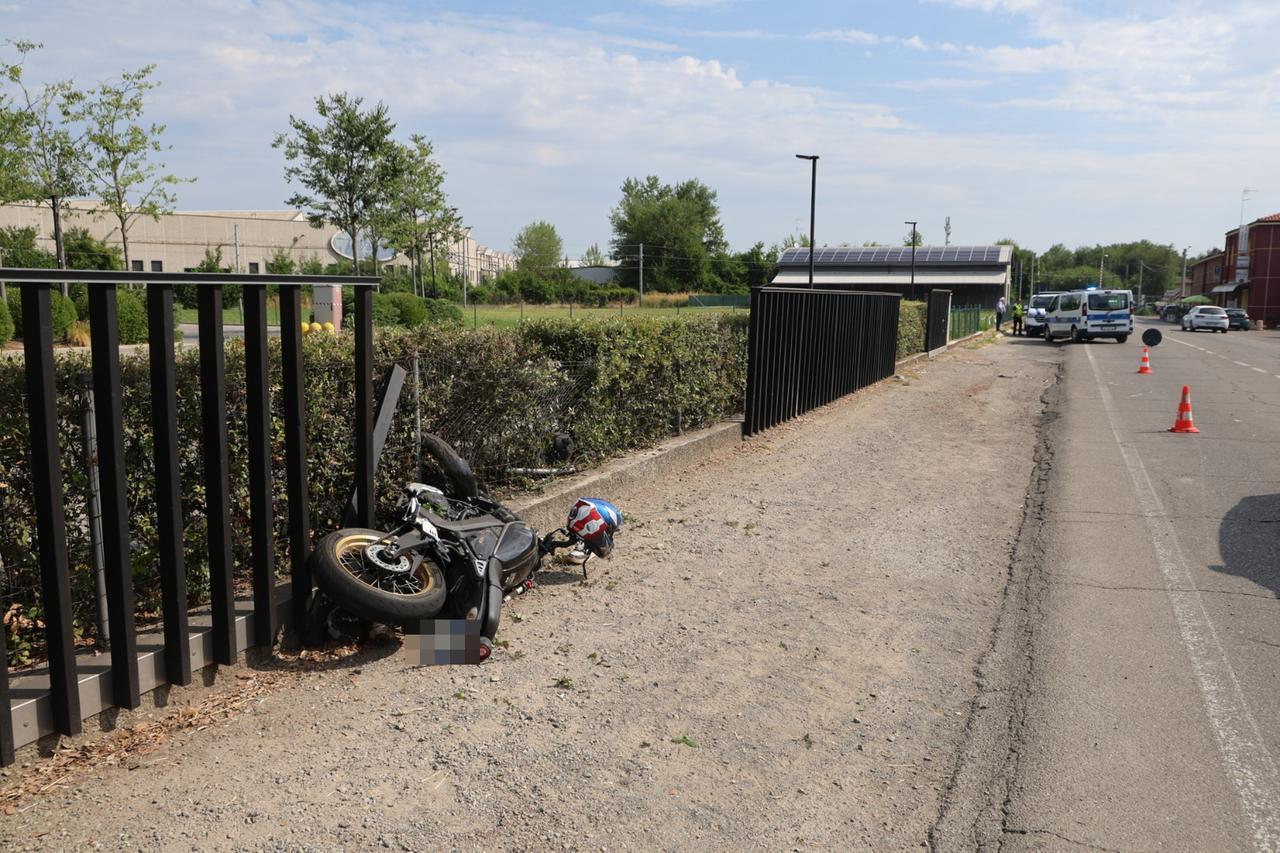 In moto si schianta contro un’auto e sfonda un cancello