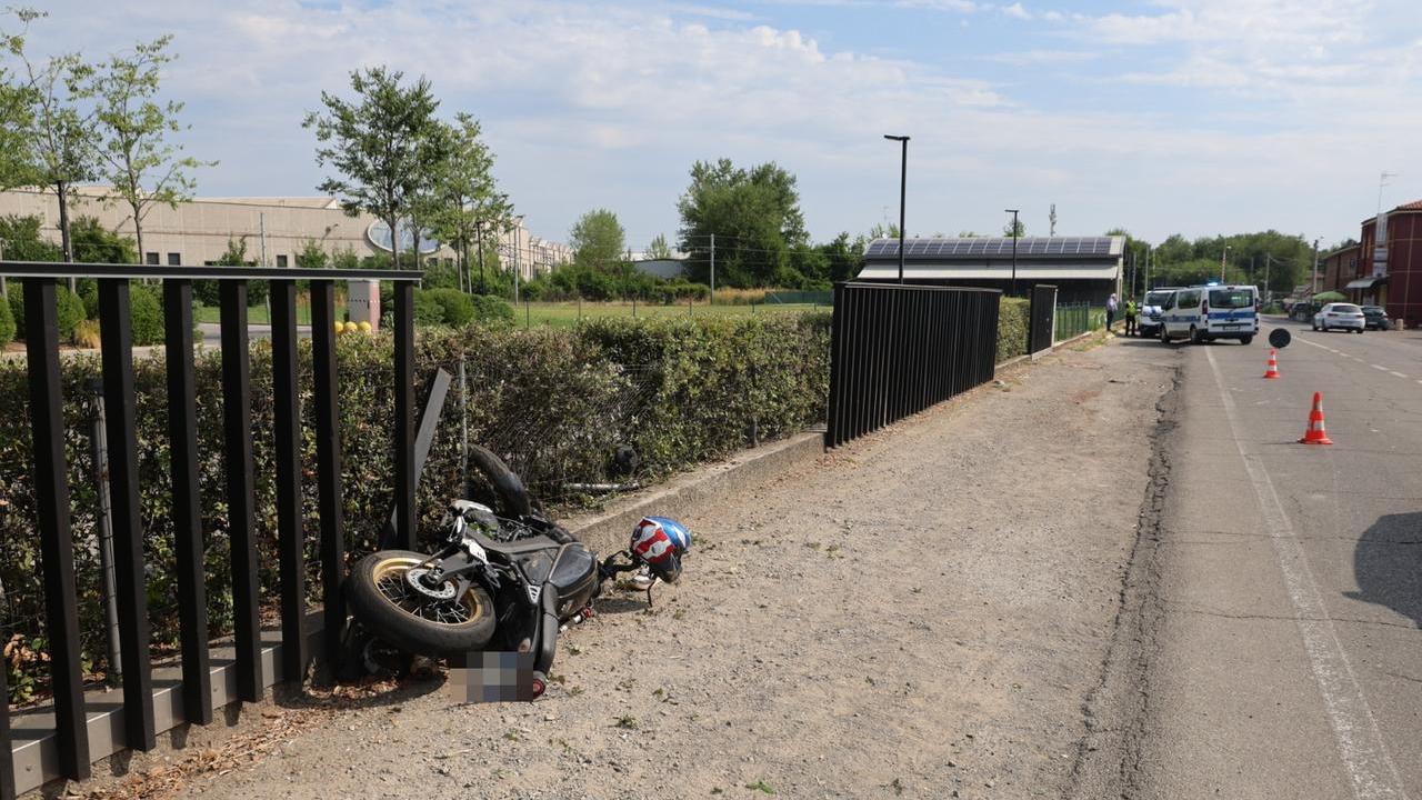 In moto si schianta contro un’auto e sfonda un cancello