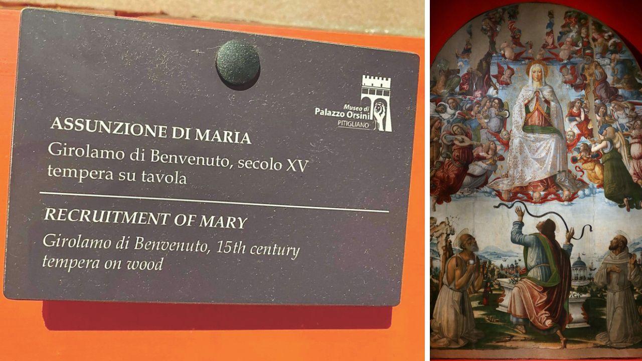 La targa con la traduzione sbagliata, a dx l’Assunzione di Maria di Girolamo di Benvenuto