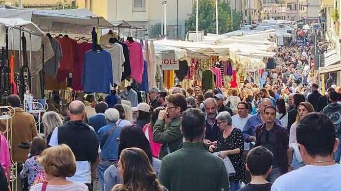 Un mercato ambulante (foto di archivio)