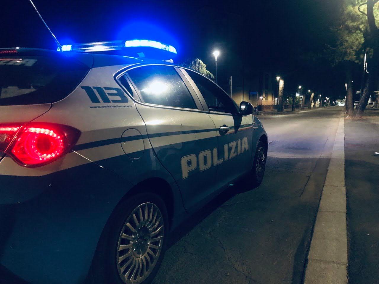 Reggio Emilia, strappa la catenina d’oro a un anziano all’uscita dell’ospedale: fermato dalla polizia