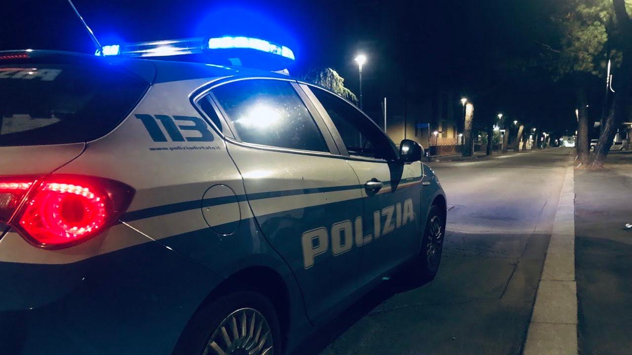 Reggio Emilia, strappa la catenina d’oro a un anziano all’uscita dell’ospedale: fermato dalla polizia