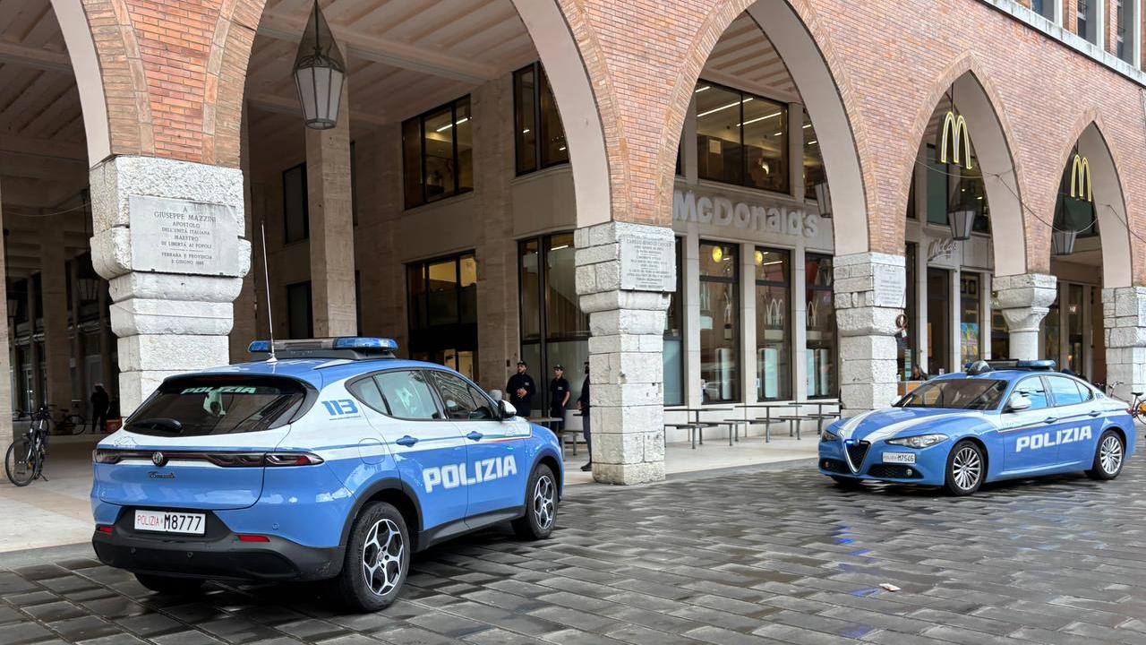 Ferrara, conto salato e tentano la fuga dal ristorante: cameriere colpito con un pugno