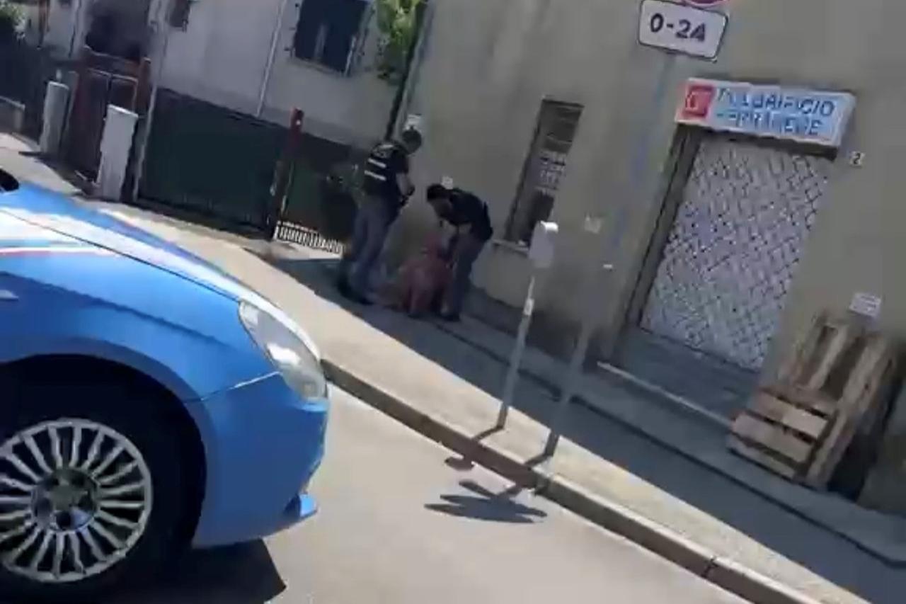 Ferrara, urla, schiamazzi e minaccia di urinare sulle persone: bloccato dalla Polizia