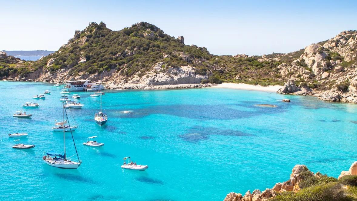 Cala Corsara nell'acipelago della Maddalena (immagine di copertina nel reportage)