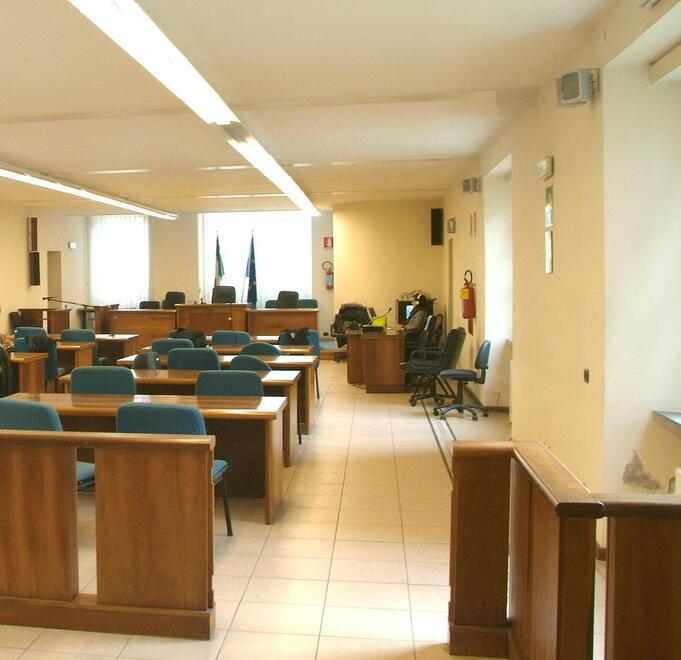 Lucca, abusi sessuali su una 15enne amica del figlio: condannato a sei anni