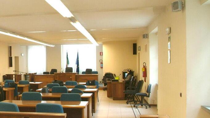 Lucca, abusi sessuali su una 15enne amica del figlio: condannato a sei anni