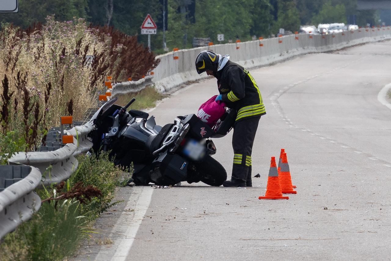 Schianto contro il guardrail sulla Ferrara-mare: morta una donna in sella alla moto