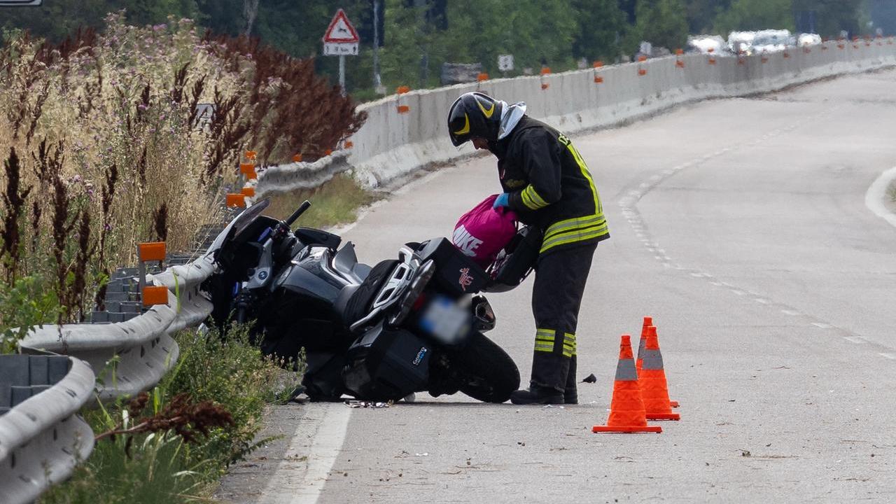 Schianto contro il guardrail sulla Ferrara-mare: morta una donna in sella alla moto