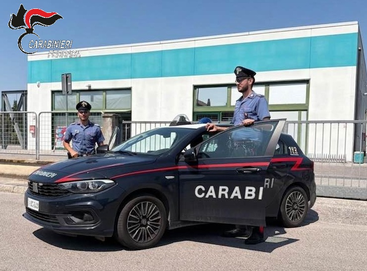 Poggio Renatico, rubano 600 euro di cosmetici e fuggono: denunciata una giovane coppia
