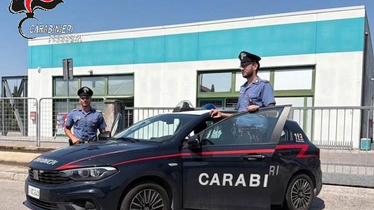 Poggio Renatico, rubano 600 euro di cosmetici e fuggono: denunciata una giovane coppia